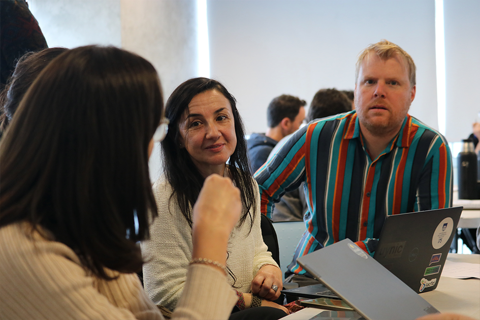 Encuentros de tecnologías de la información Personas en las mesas de trabajo participando del Encuentro de TI exponiendo para sus compañeros