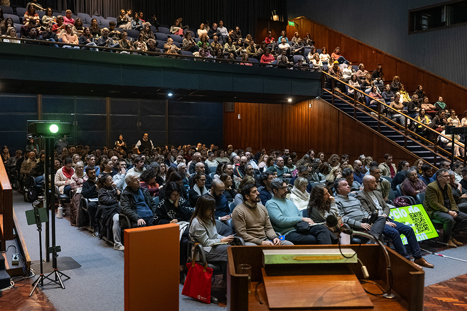 Foto: Intendencia de Montevideo. Estado + IA: ciclo de innovación Personas en el auditorio escuchando con atención la presentación