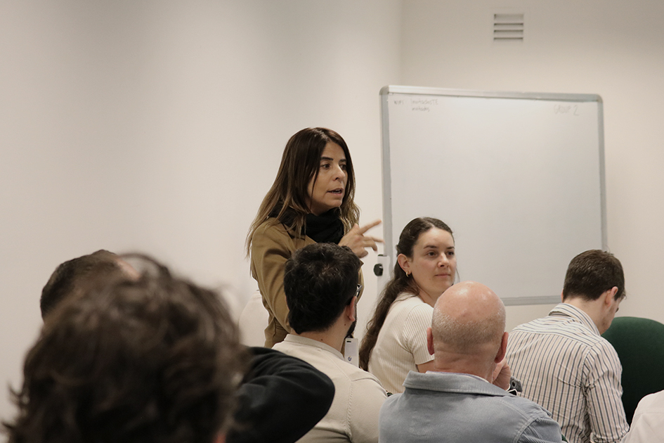 Integrantes del equipo de Salud Digital de Agesic Mujer de pie presentándose