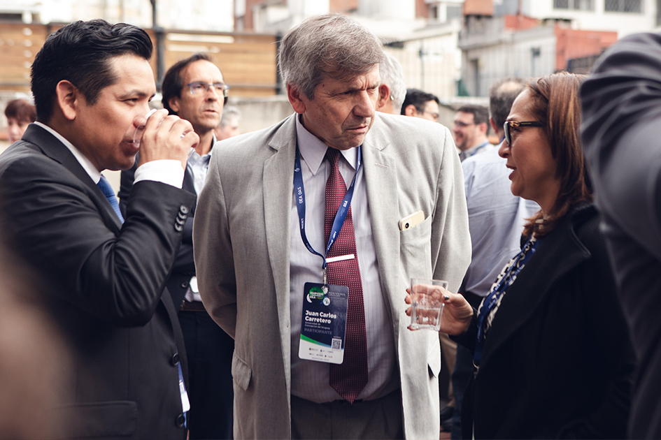 Simposio de Ciberseguridad Personas conversando