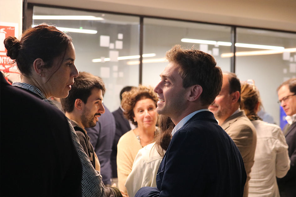 Personas conversando en el lobby