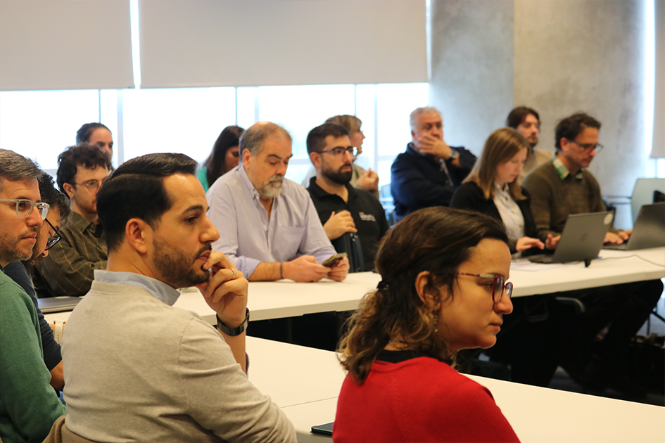 Gobierno Abierto: democracia, espacio cívico y gobernanza digital Personas participando y escuchando la mesa de apertura
