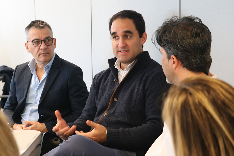 Encuentros de tecnologías de la información Personas en las mesas de trabajo participando del Encuentro de TI debatiendo un tema