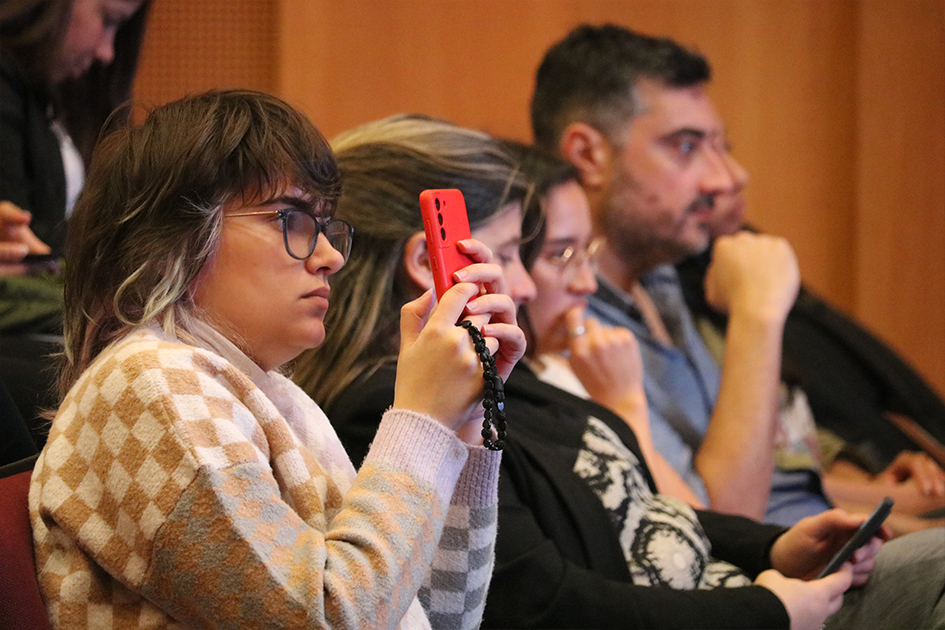 Feria de Mentorías en Ciberseguridad. Personas en sala tomando fotografías y escuchando los paneles de la Feria de Mentorías.