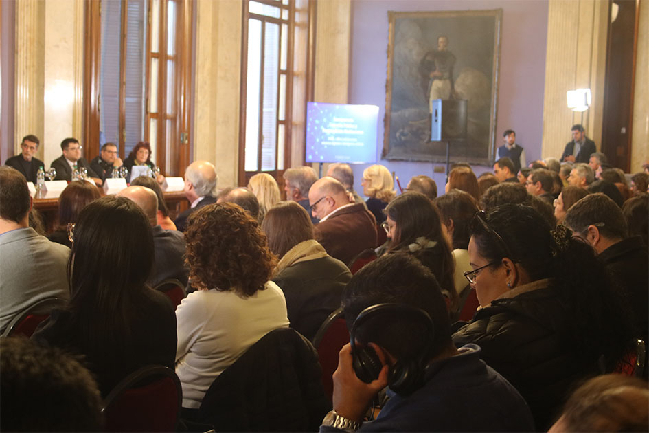 Personas en la sala presenciando el lanzamiento