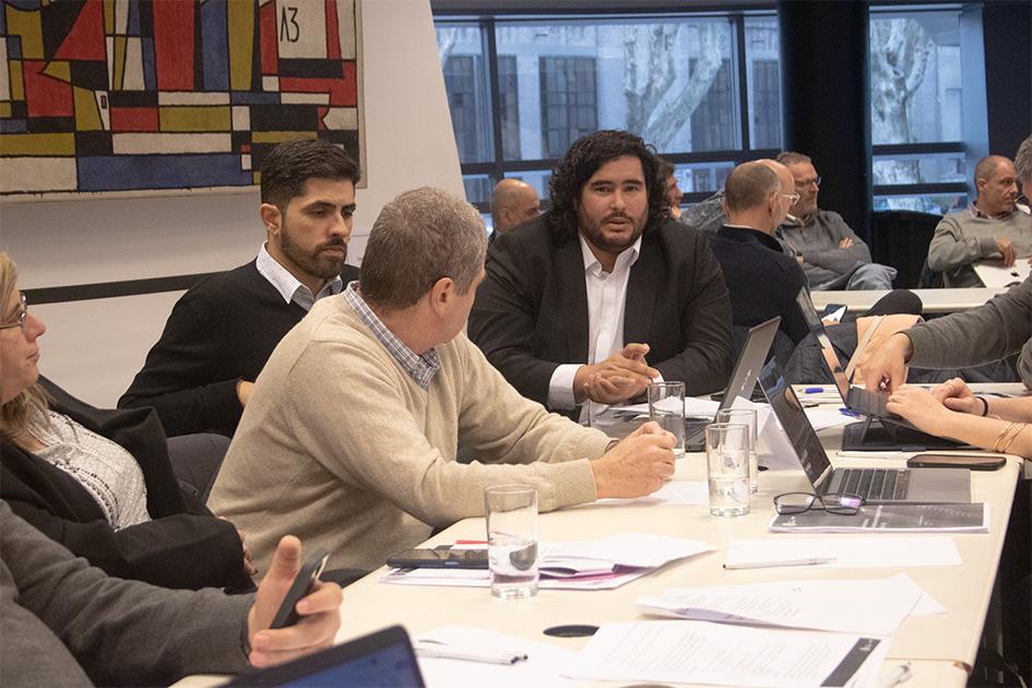 Participantes de las mesas de diálogo Personas debatiendo con otros integrantes de las mesas de diálogo