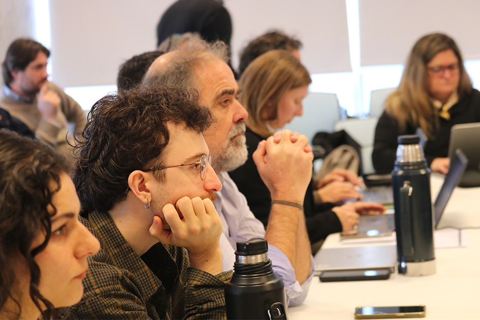 Gobierno Abierto: democracia, espacio cívico y gobernanza digital Personas participando y escuchando la mesa de apertura