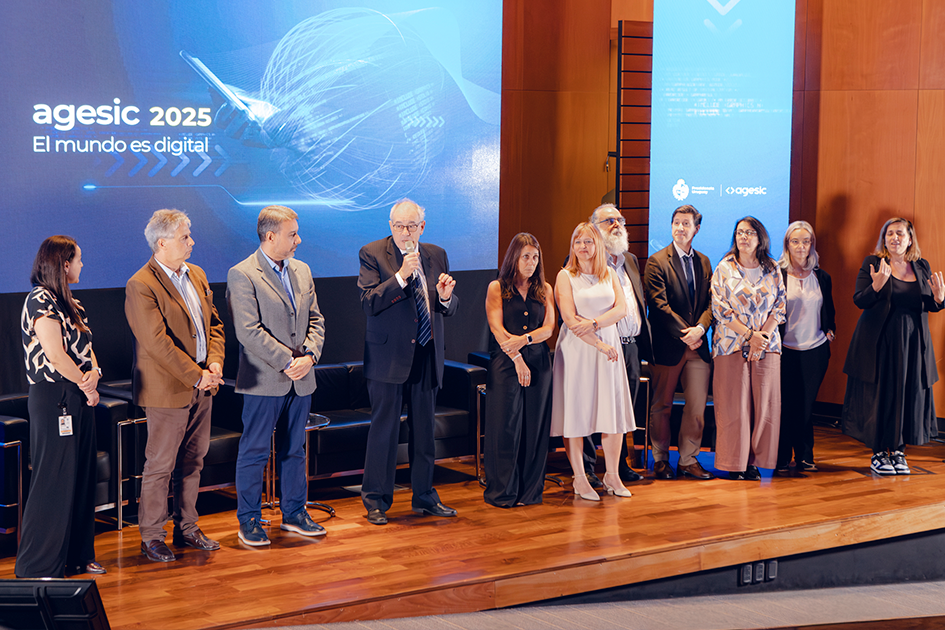 Autoridades de Agesic de pie