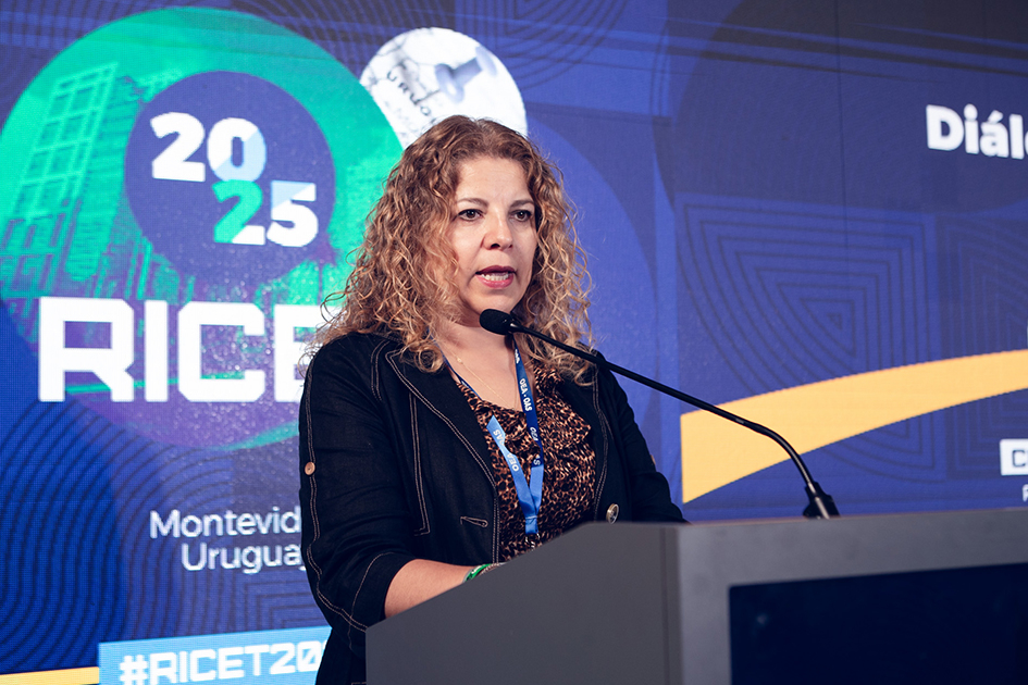 RICET - Claudia Barrientos, Representante de la SG/OEA, Uruguay  Claudia Barrientos, Representante de la SG/OEA, Uruguay presentando