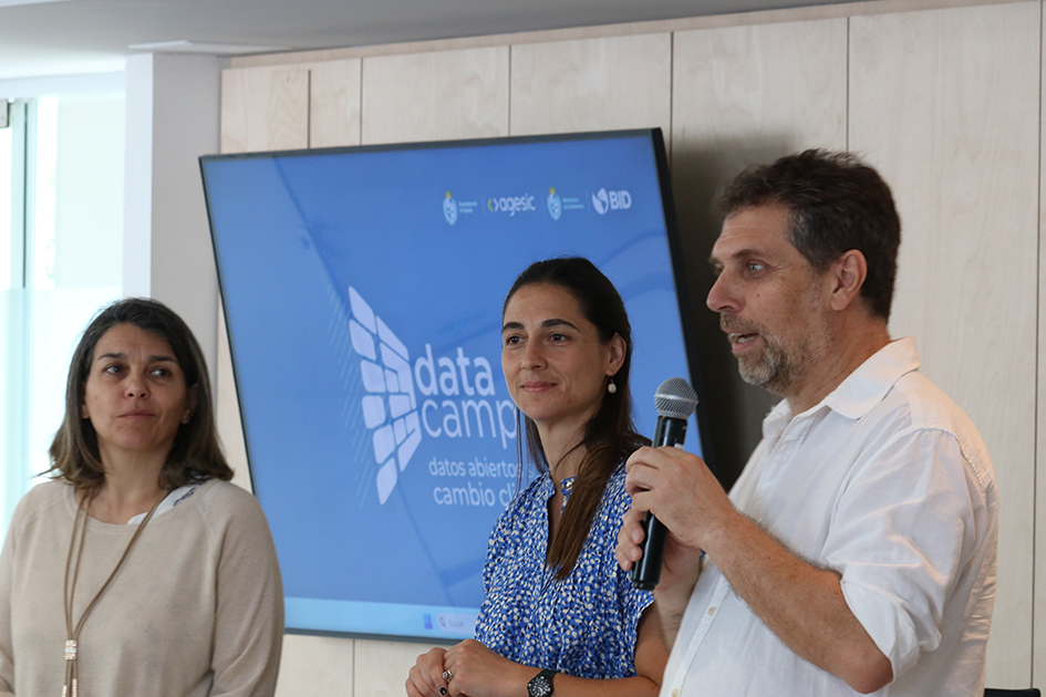 Gustavo Suarez, Sofía Polcaro y Virginia Sena, brindando palabras de aperturas del Datacamp.