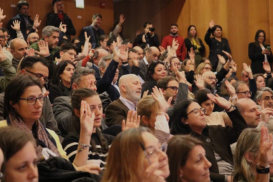 Charla “La IA ya no es el futuro: cómo convertir su potencial en política pública efectiva” Personas del público levantando la mano