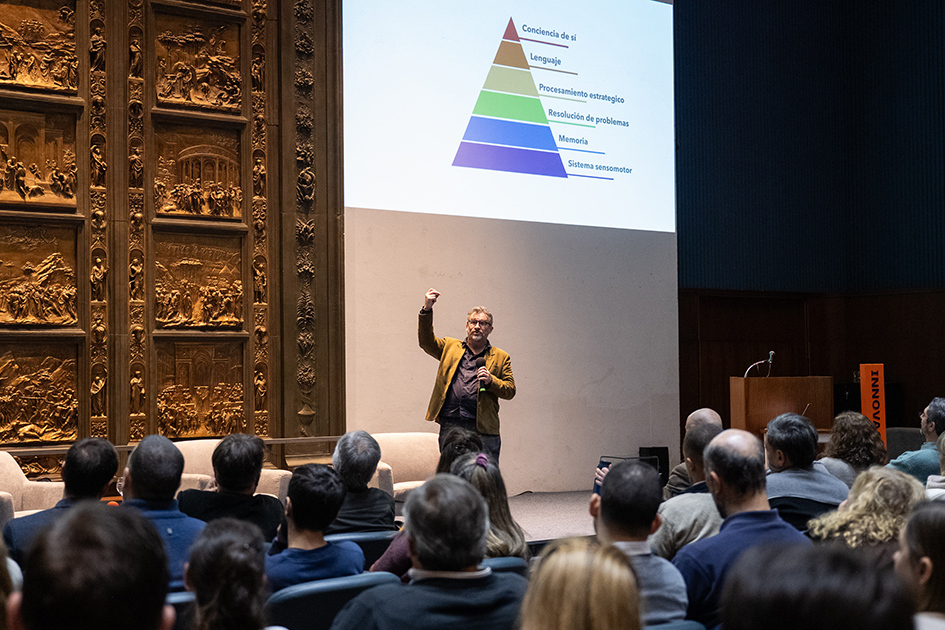 Foto: Intendencia de Montevideo. Estado + IA: ciclo de innovación Personas mirando una presentación.