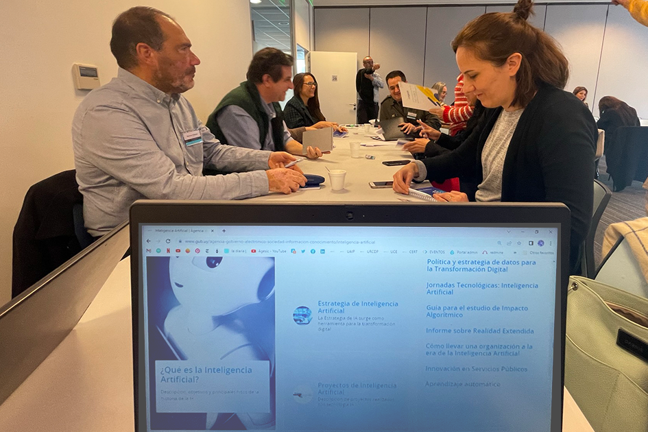Integrantes de organismos públicos en una capacitación de IA Integrantes de organismos públicos en una capacitación de IA