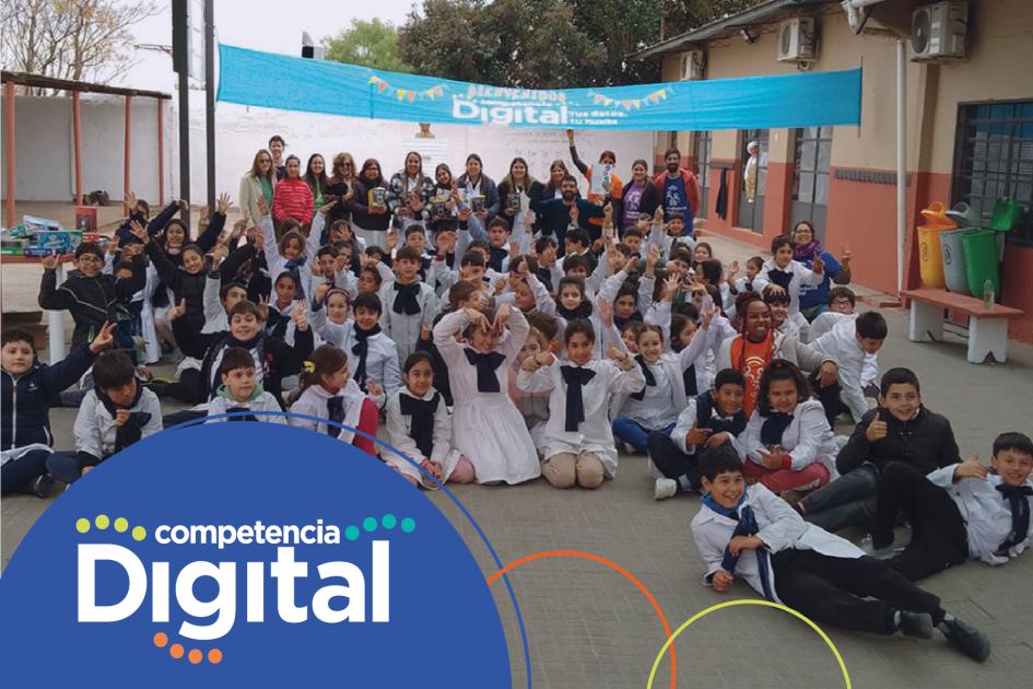 Docentes y estudiantes de la escuela Nº 3 de Sarandí del Yi, Durazno Docentes y estudiantes de la escuela ganadora del concurso Competencia Digital.