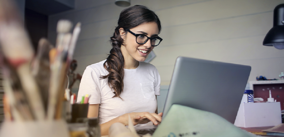 mujer con computadora mujer con computadora