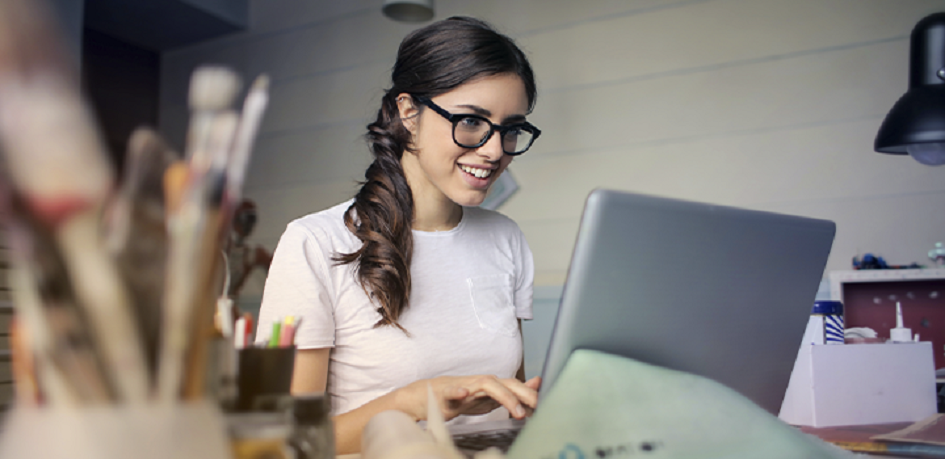 mujer con computadora