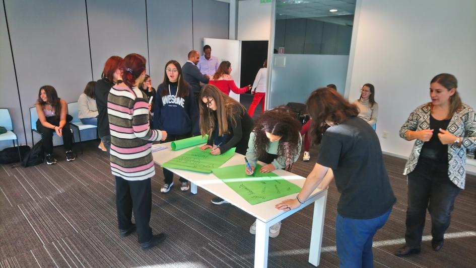 Alumnas del liceo Nº 37, talleristas e integrantes de Agesic durante la visita a Torre Ejecutiva