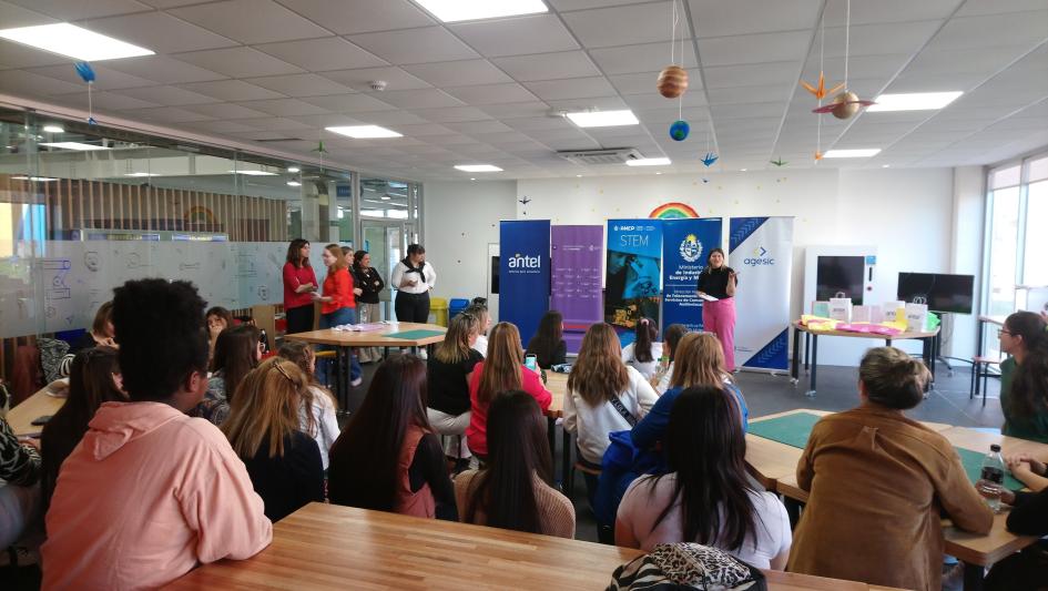 Participantes del concurso durante la actividad de premiación