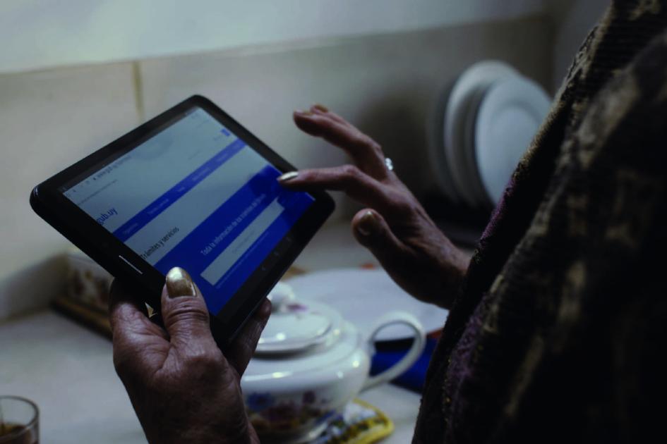 persona sosteniendo tablet accediendo a servicios en línea persona sosteniendo tablet accediendo a servicios en línea