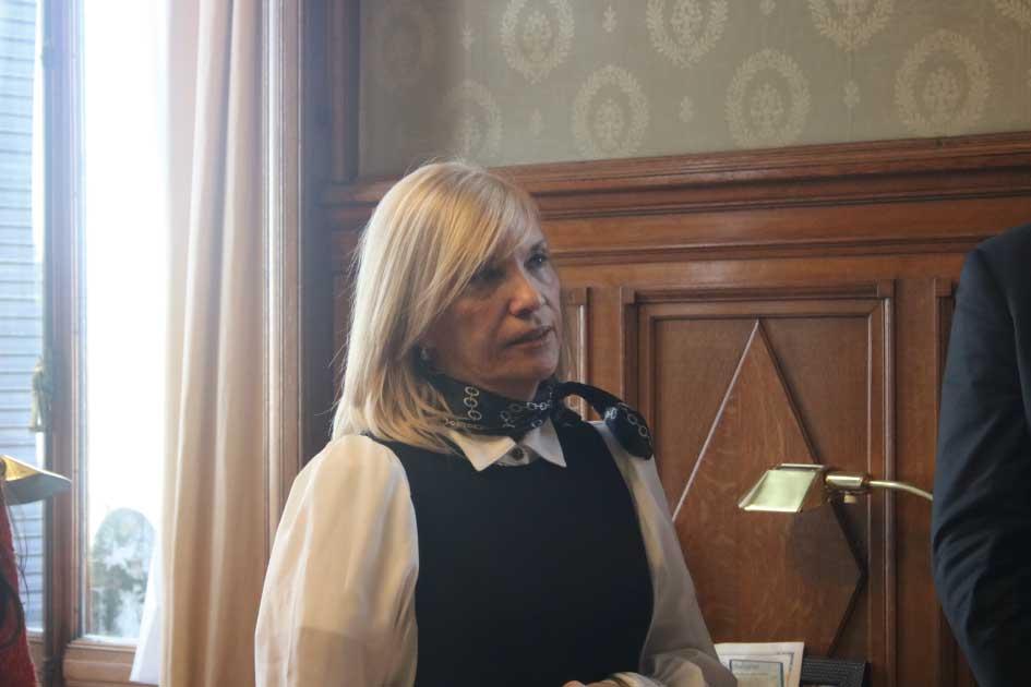 Beatriz Argimón, presidenta de la Asamblea General y vicepresidenta de la República Beatriz Argimón de pie y escuchando con atención una explicación