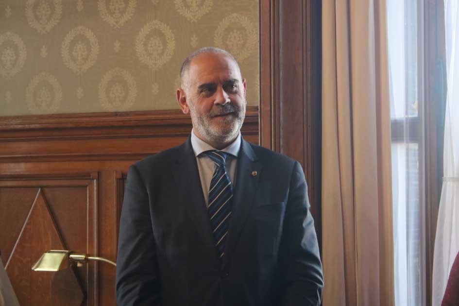 Gustavo Sánchez Piñeiro secretario de la Cámara de Senadores Gustavo Sánchez Piñeiro de pie escuchando con atención una explicación
