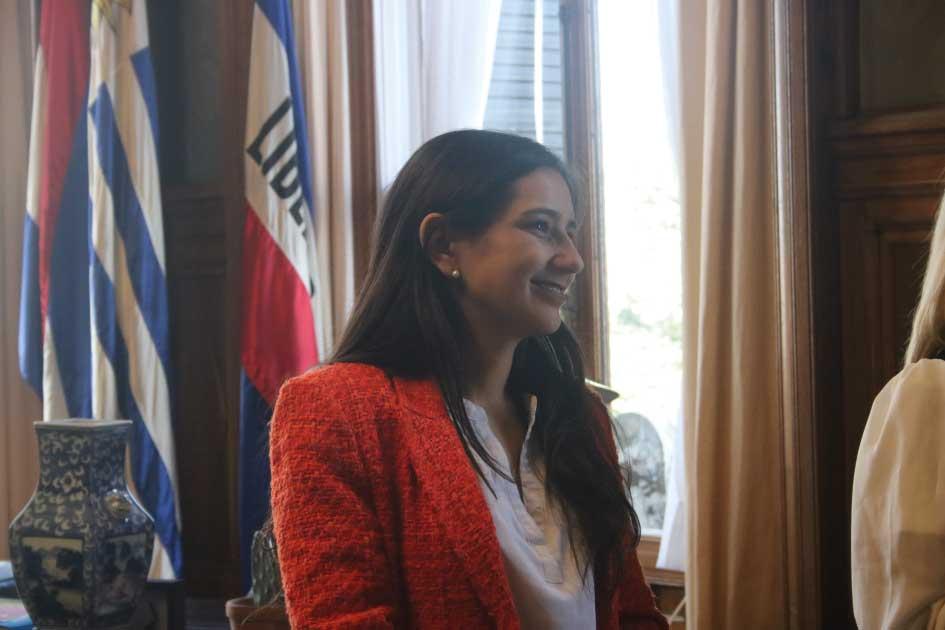 Victoria Vera, prosecretaria de la Cámara de Senadores Victoria Vera de pie escuchando una explicación con suma atención.