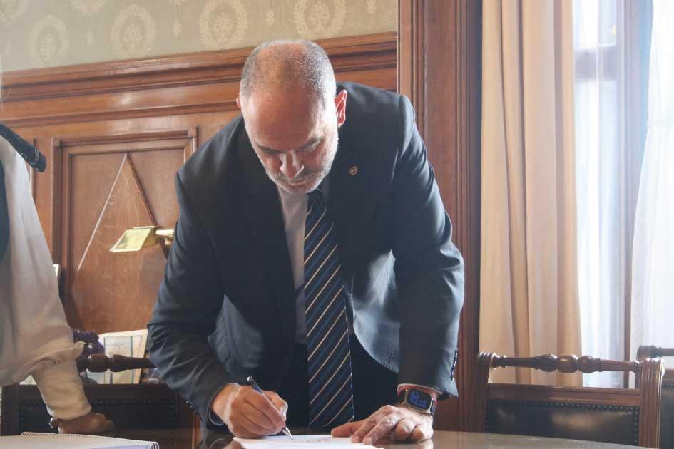Gustavo Sánchez Piñeiro secretario de la Cámara de Senadores Gustavo Sánchez Piñeiro secretario de la Cámara de Senadores firmando un documento