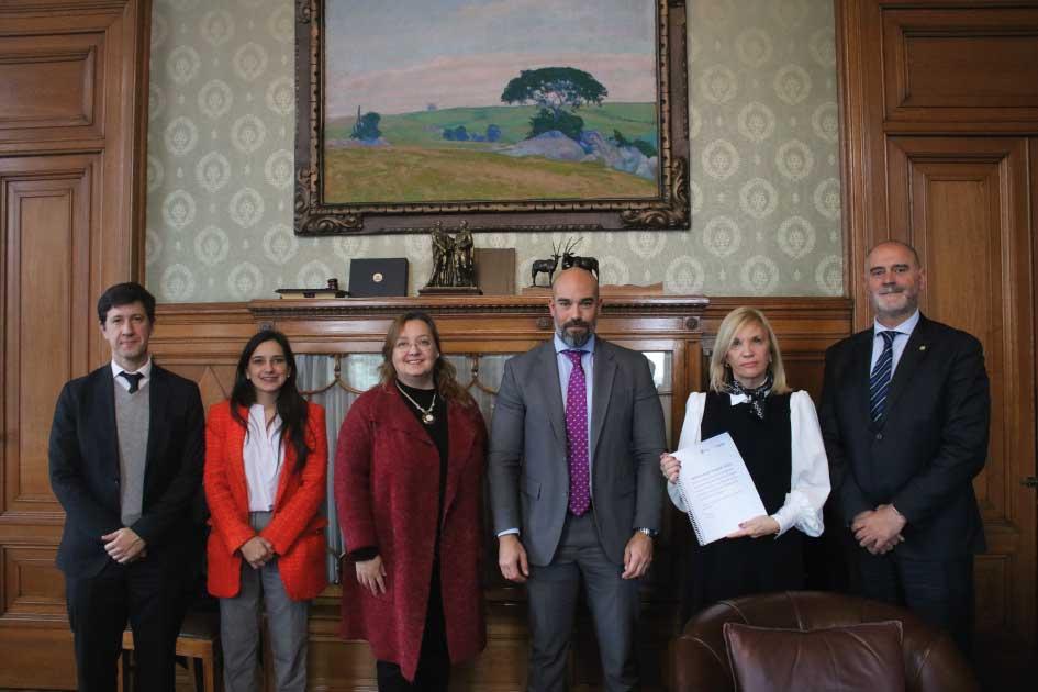Gonzalo Sosa, Victoria Vera, Ninoschka Dante, Hebert Paguas, Beatriz Argimón, Gustavo Sánchez Autoridades de pie mostrando el informe firmado sobre recomendaciones para una regulación de la IA