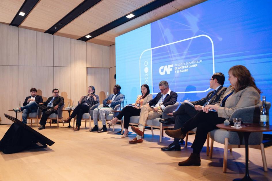 Segunda Cumbre Ministerial sobre la Ética de la Inteligencia Artificial Autoridades exponiendo en panel de la Segunda Cumbre Ministerial sobre la Ética de la Intel