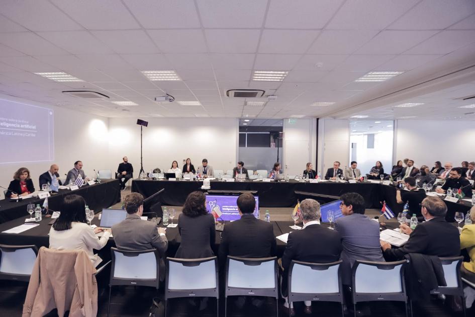 Autoridades en la aprobación de la Declaración de Montevideo Autoridades participando de la aprobación de la Declaración de Montevideo