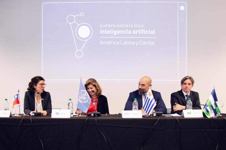 Autoridades participando de la aprobación de la Declaración de Montevideo Aisén Etcheverry Escudero; Gabriela Ramos; Hebert Paguas; Christian Asinelli