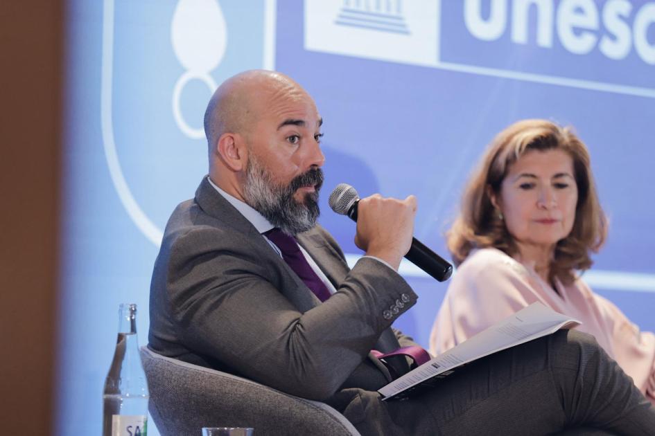 Hebert Paguas director ejecutivo de Agesic y Gabriela Ramos Unesco Hebert Paguas y Gabriela Ramos presentando la RAM