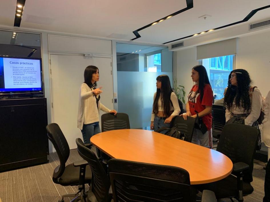 Integrantes de Agesic y alumnas del liceo Nº 37 en la visita al Centro de Operaciones de Seguridad