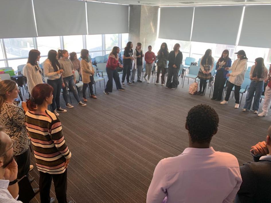 Alumnas del liceo Nº 37, talleristas e integrantes de Agesic durante la visita a Torre Ejecutiva