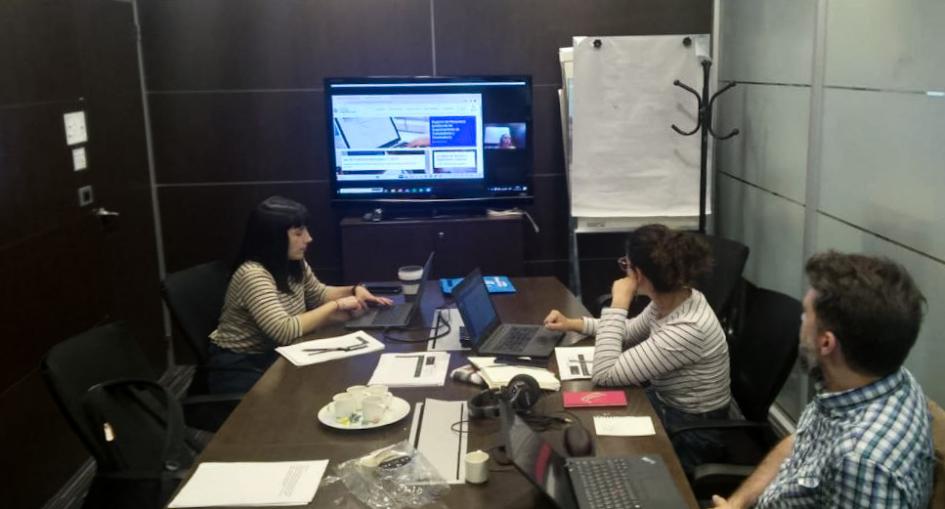 Mesa de trabajo de observadores en un test con usuarios Mesa de trabajo de observadores en un test con usuarios