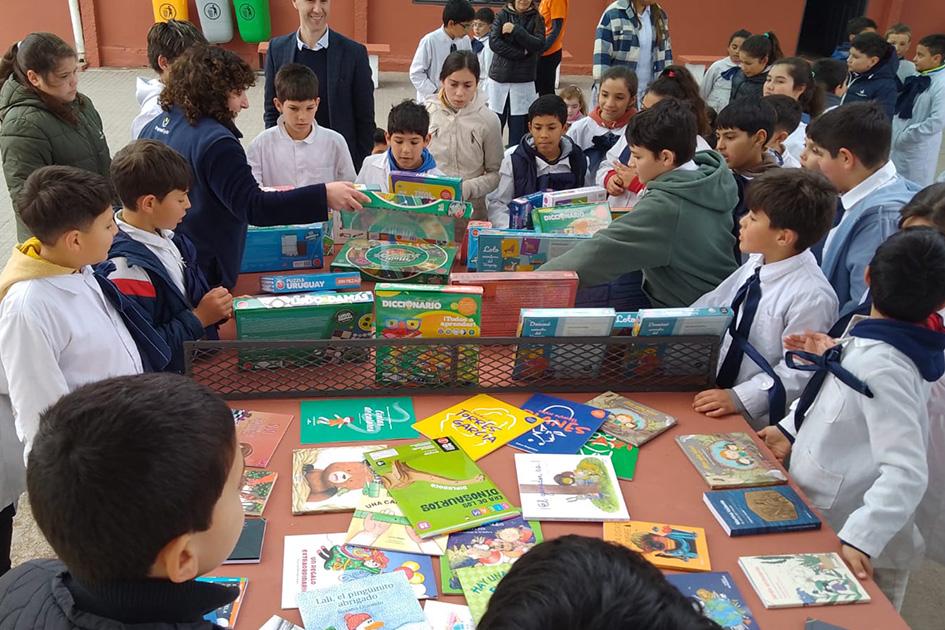Docentes y estudiantes de la escuela Nº 3 de Sarandí del Yi, talleristas e integrantes de Agesic. Docentes, estudiantes y talleristas en la premiación del concurso Competencia Digital