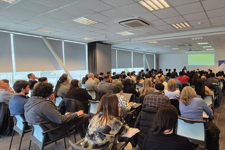 Mejora en el proceso de reportes de incidentes y solicitudes de expediente digital. Personas en una sala participando de la presentación de Expediente. Digital.