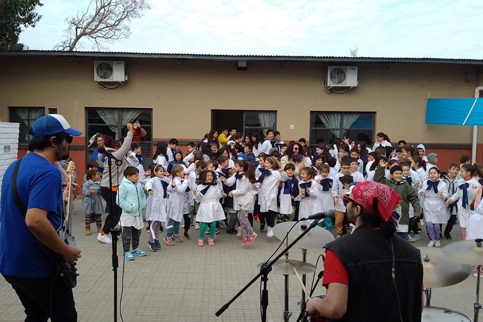 Espectáculo artístico en el cierre del concurso Competencia Digital Integrantes de la banda musical y estudiantes en el cierre del concurso Competencia Digital