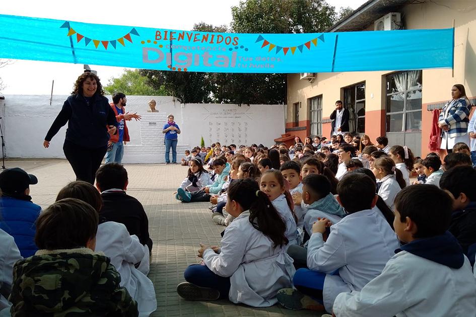 Docentes y estudiantes de la escuela Nº 3 de Sarandí del Yi, y talleristas Docentes, estudiantes y talleristas en la premiación del concurso Competencia Digital