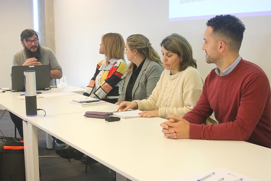 Daniel Carranza, Leydis Aguilera, Paula Florit, Virginia Sena, Christian Gularte Daniel Carranza, Leydis Aguilera, Paula Florit, Virginia Sena, Christian Gularte exponiendo