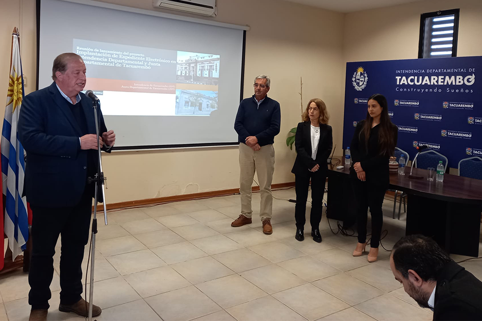 Intendencia y Junta Departamental de Tacuarembó avanzan en expediente digital Autoridades de pie participando del proyecto de implantación de expediente digital