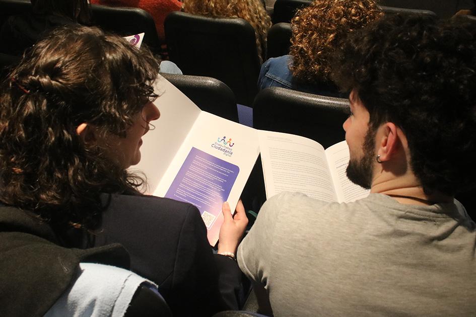 Jornadas de Ciudadanía Digital 2024 Jóvenes conversando y leyendo la Estrategia Nacional de Ciudadanía Digital