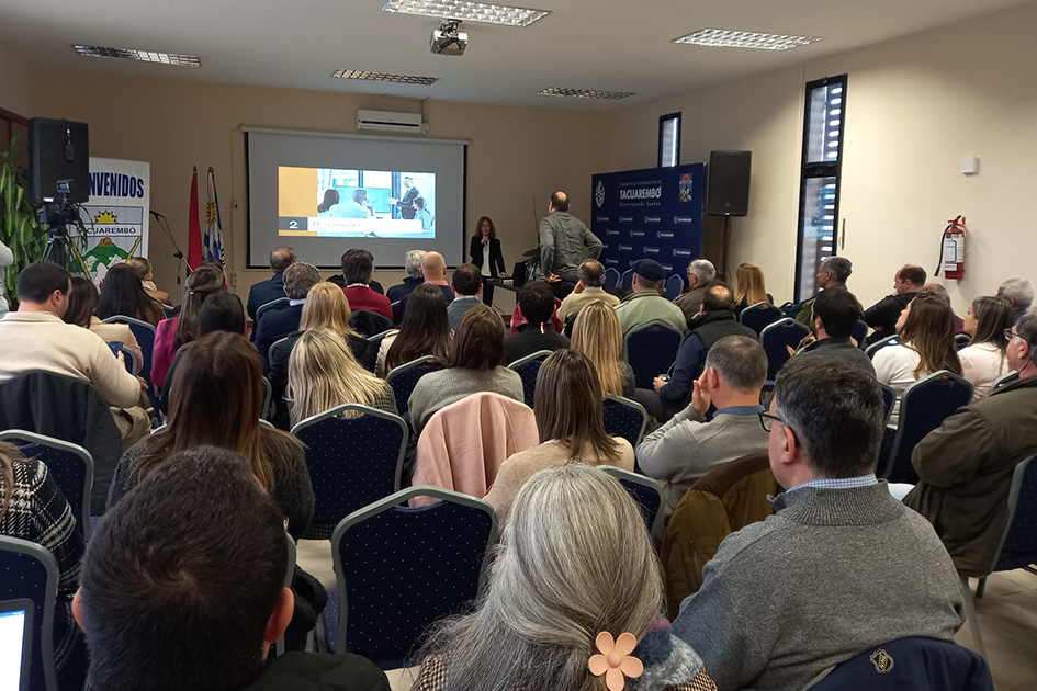 Intendencia y Junta Departamental de Tacuarembó avanzan en expediente digital Personas sentadas escuchando la presentación del proyecto de implantación de expediente digital