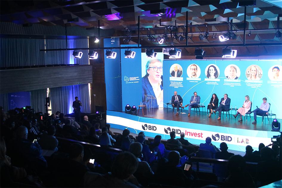 Foro de Innovación e Inteligencia Artificial de Uruguay Sala con personas participando del Foro de Innovación e Inteligencia Artificial de Uruguay