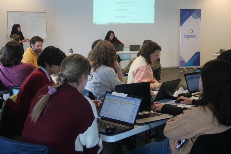 DataCamp 2024 Combiná, Transformá, Construí. Personas escuchando las presentaciones en el DataCamp.