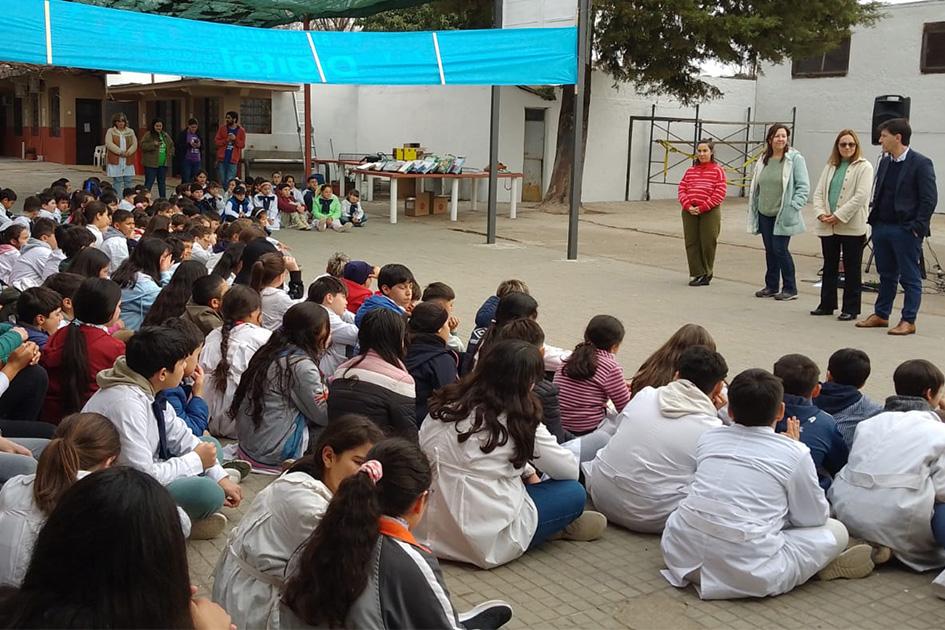 Docentes y estudiantes de la escuela Nº 3 de Sarandí del Yi, talleristas e integrantes de Agesic. Docentes, estudiantes, talleristas e integrantes de Agesic en la premiación de Competencia Digital.