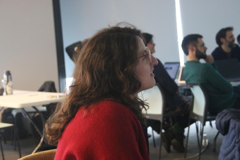 DataCamp 2024 Combiná, Transformá, Construí. Personas escuchando las presentaciones en el DataCamp.