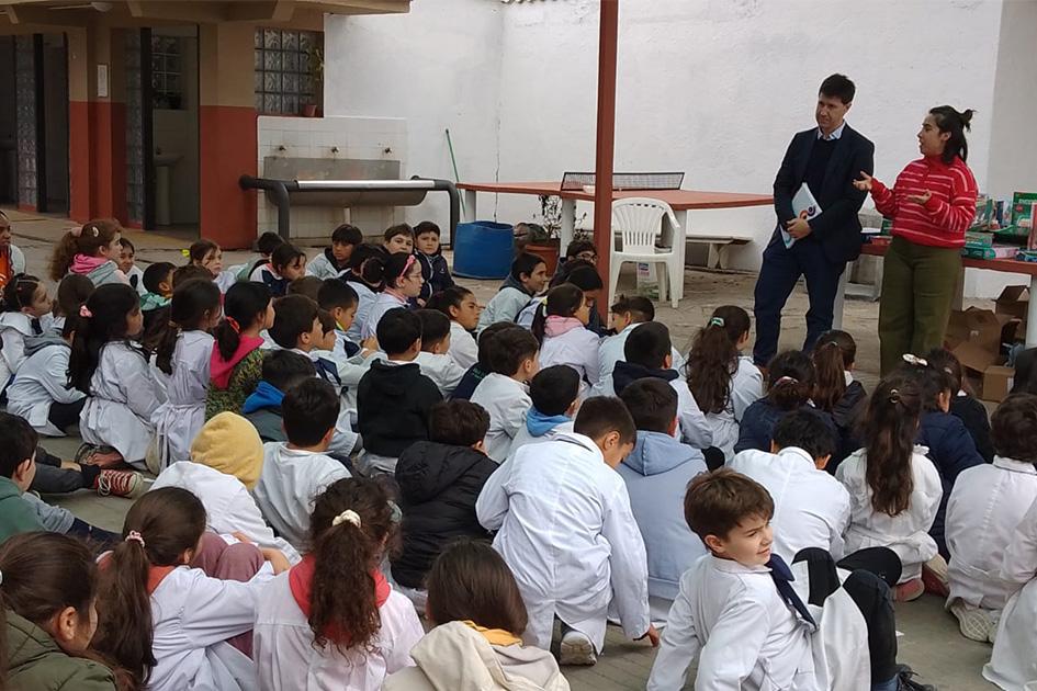 Docentes y estudiantes de la escuela Nº 3 de Sarandí del Yi, talleristas e integrantes de Agesic. Docentes, estudiantes, talleristas e integrantes de Agesic en la premiación de Competencia Digital.