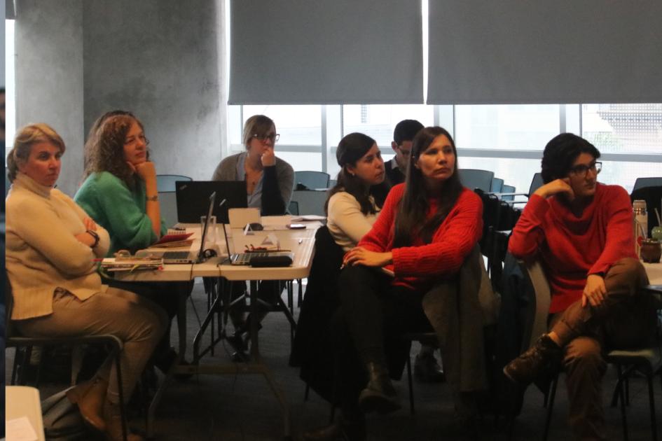 DataCamp 2024 Combiná, Transformá, Construí. Personas escuchando las presentaciones en el DataCamp.