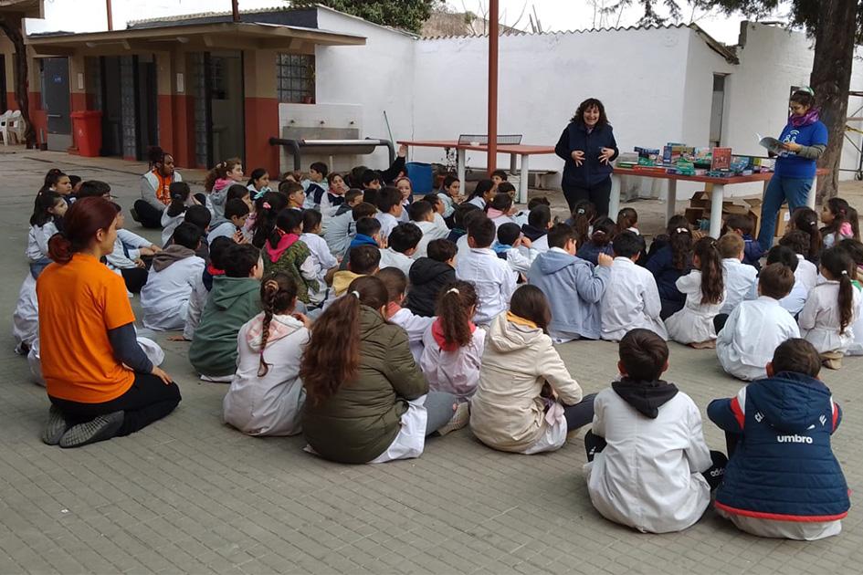 Docentes y estudiantes de la escuela Nº 3 de Sarandí del Yi, talleristas e integrantes de Agesic. Docentes y estudiantes de la escuela ganadora del concurso Competencia Digital.